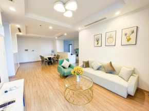 Large, airy 4-bedroom apartment, swimming pool view